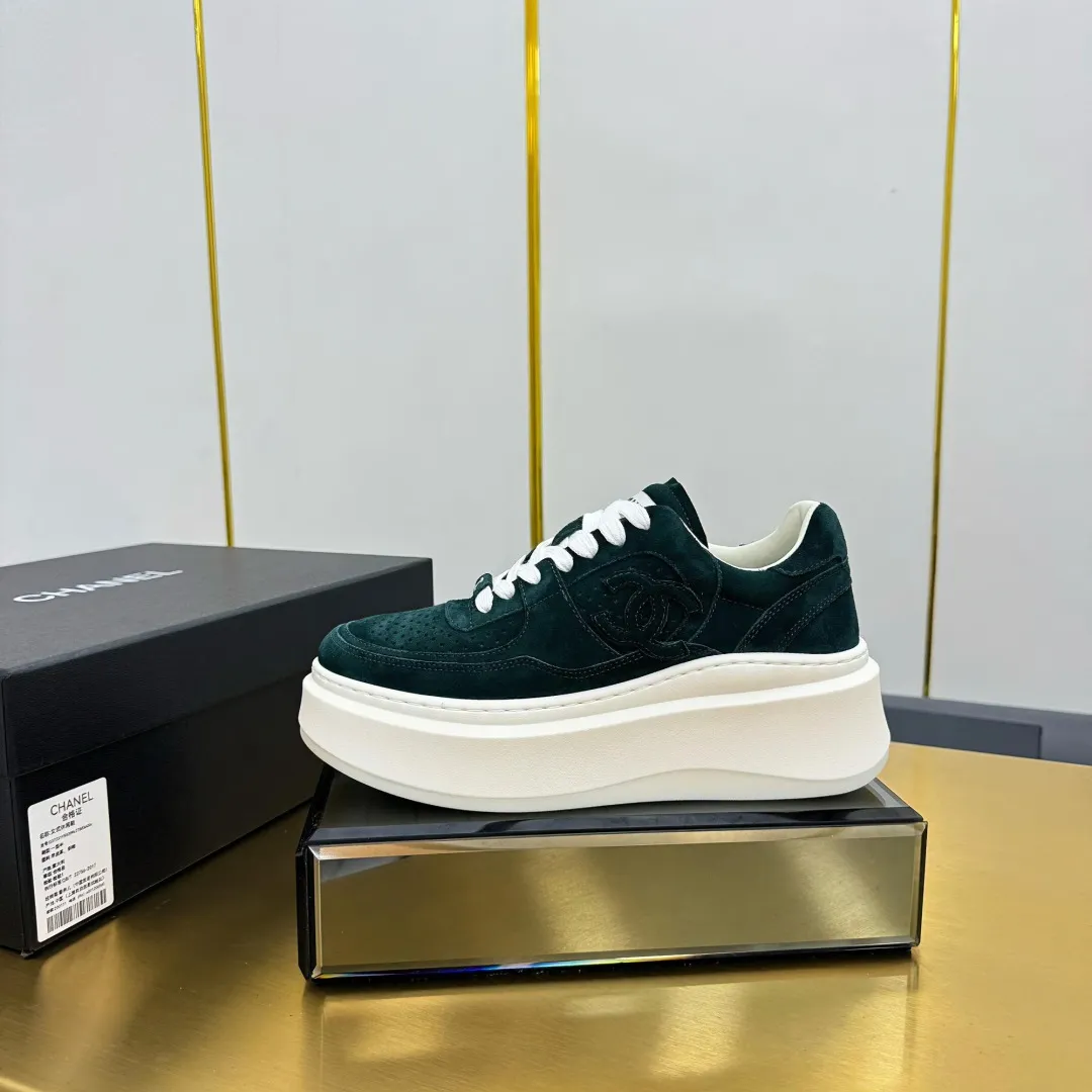 👟👟Ex-factory price 600👟👟 Upgraded version, upgraded version, upgraded version! No rebuttal accepted! ! ! ! Chanel Chanel panda shoes! 2025 counter's top casual sports shoes. This classic design; the upper is electro-embroidered with a variety of techniques; the outsole is fashionable and sporty; the unusual inclusion of a variety of color matching elements... The diversified mix and match is very good-looking and versatile, and can be used for leisure, fashion, sports, and outdoor... ꫛꫀꪝ Go➫ Materials: ❶Upper made of: original imported first-layer silk cowhide + original waterproof cloth + original first-layer cowhide ❷Inner lining: Original Yangli+Net ❸Outsole based on: Original TPU combination outsole Counter boutique packaging complete set for women 35–41 👉 👉